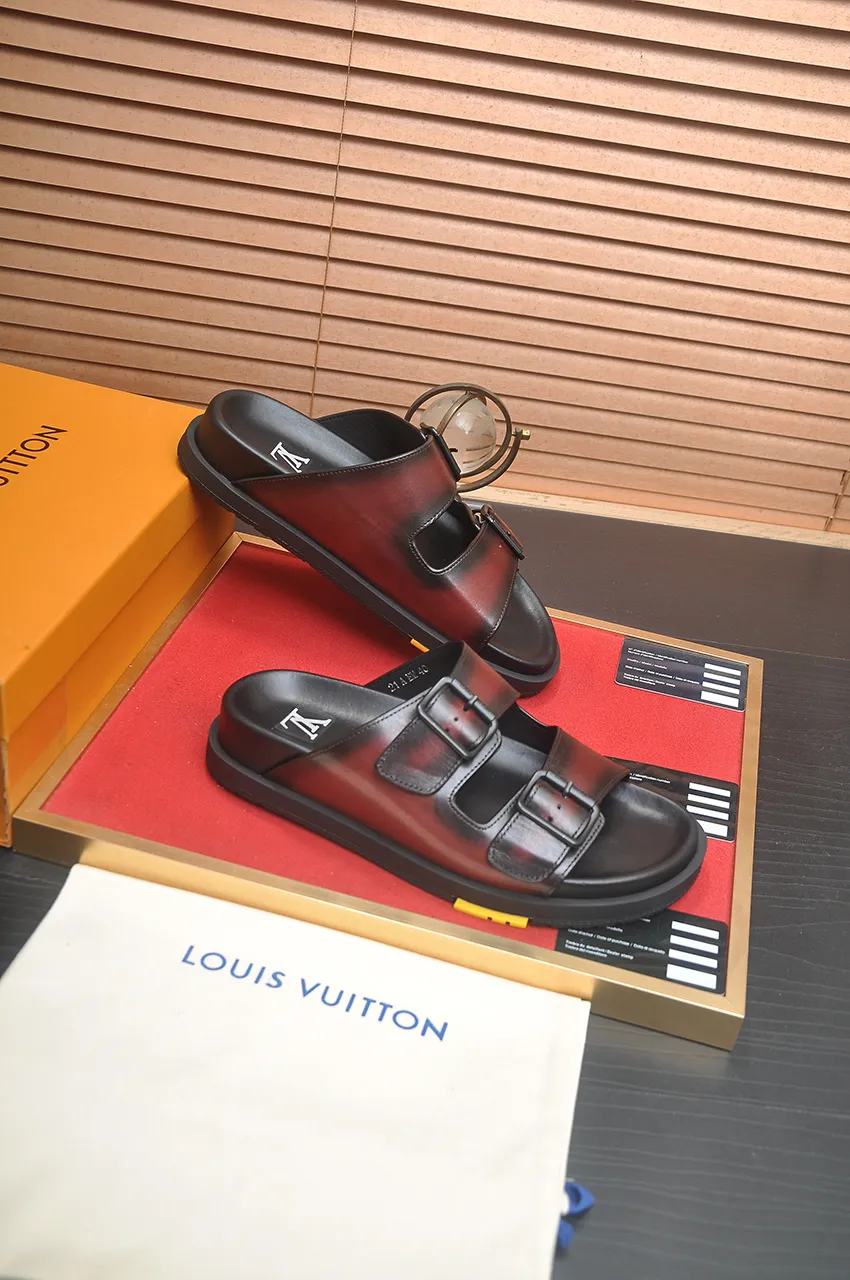 Men's shoes 💰400💶 [Louis Vuitton LV slippers] (high-end cowhide) counter 1:1 fashion style, a must-have for summer! The designer used LV’s iconic outsole. The original simple slippers instantly become fashionable! The upper is made of flexible special cowhide leather straps alternately, and the workmanship is exquisite! A must-have for stylish men in summer, size 38-45 (45 customized)
